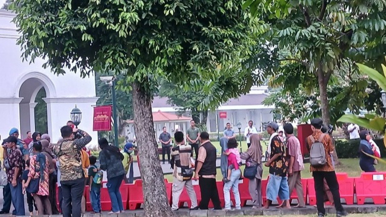 Tak Hadiri Rakernas PDIP, Jokowi Sapa Warga dan Bagi Ribuan Paket Sembako di Yogyakarta
            - galeri foto