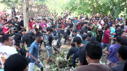 Tradisi Unik Perang Nasi atau Sawuran di Blora Tarik Ribuan Pengunjung