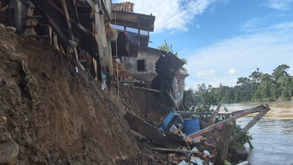 Pascabanjir di Muaraenim Tiga Rumah Warga Longsor