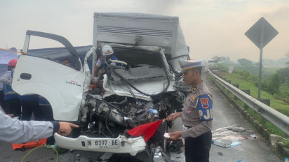 Mobil Box Tabrak Truk Tronton Hingga Satu Kritis Dan Satu Orang Tewas Di Tol Lawang-Malang