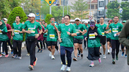 Dukung Gaya Hidup Aktif dan Sehat, Pj. Gubernur Jatim Berangkatkan Ribuan Peserta Surabaya Medic Air Run 2024