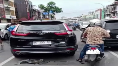 Pelajar SMA di Medan Tabrak Mobil di Showroom dan Viral di Medsos