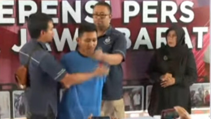 Momen Pegi Setiawan Dibungkam Anggota Polisi Terekam saat Rilis Kasus Pembunuhan dan Pemerkosaan Vina di Polda Jabar