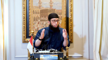 Membunyikan Sendi Jari Tangan saat Shalat Memangnya Boleh? Ustaz Khalid Basalamah Tegaskan Hukumnya...