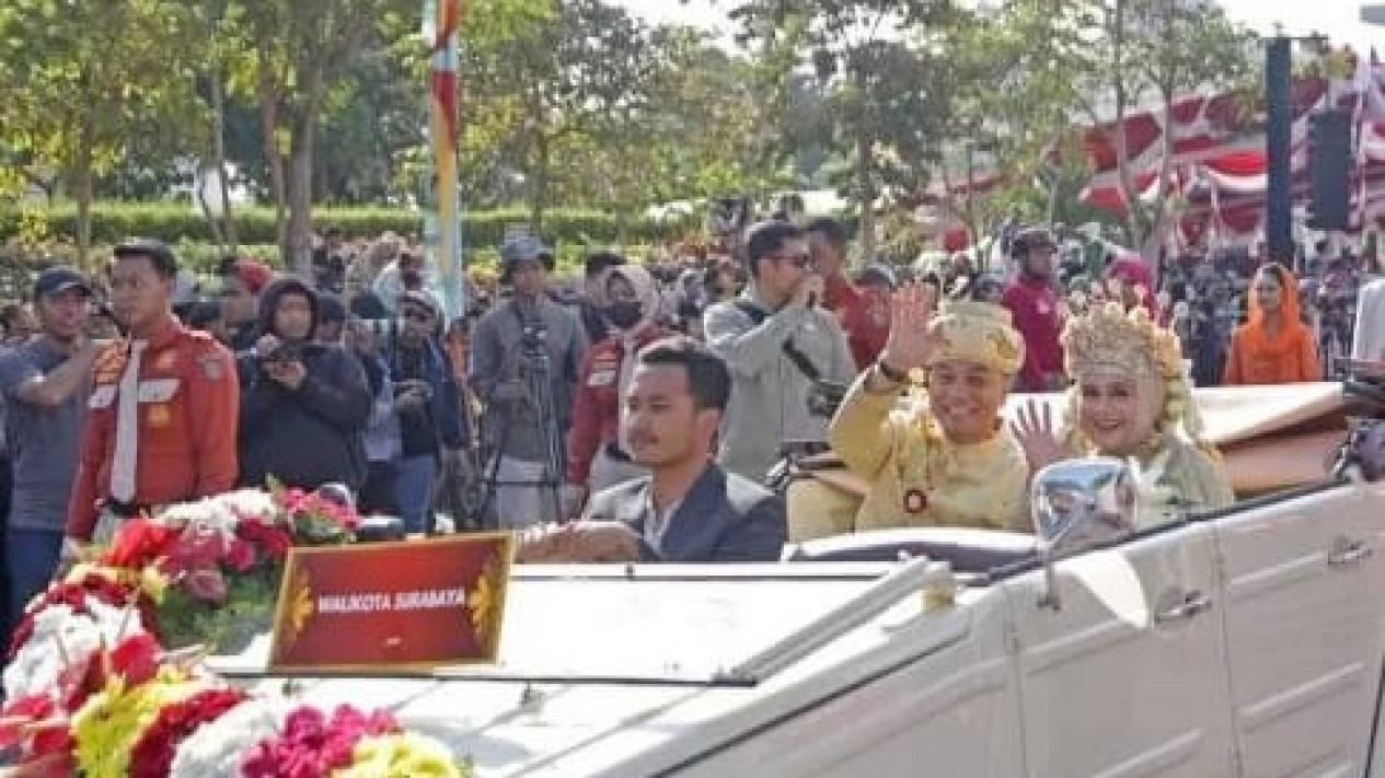 Kenakan Pakaian Pengantin Pegon, Wali Kota Surabaya Eri Cahyadi Ikut Pawai bersama Masyarakat Berbusana Adat
            - galeri foto