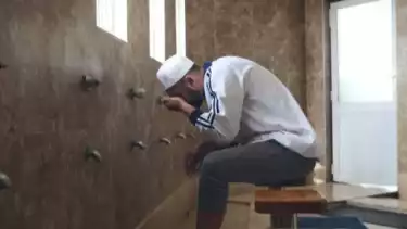 Ilustrasi mengusap wajah setelah wudhu, apa hukumnya dalam Islam?