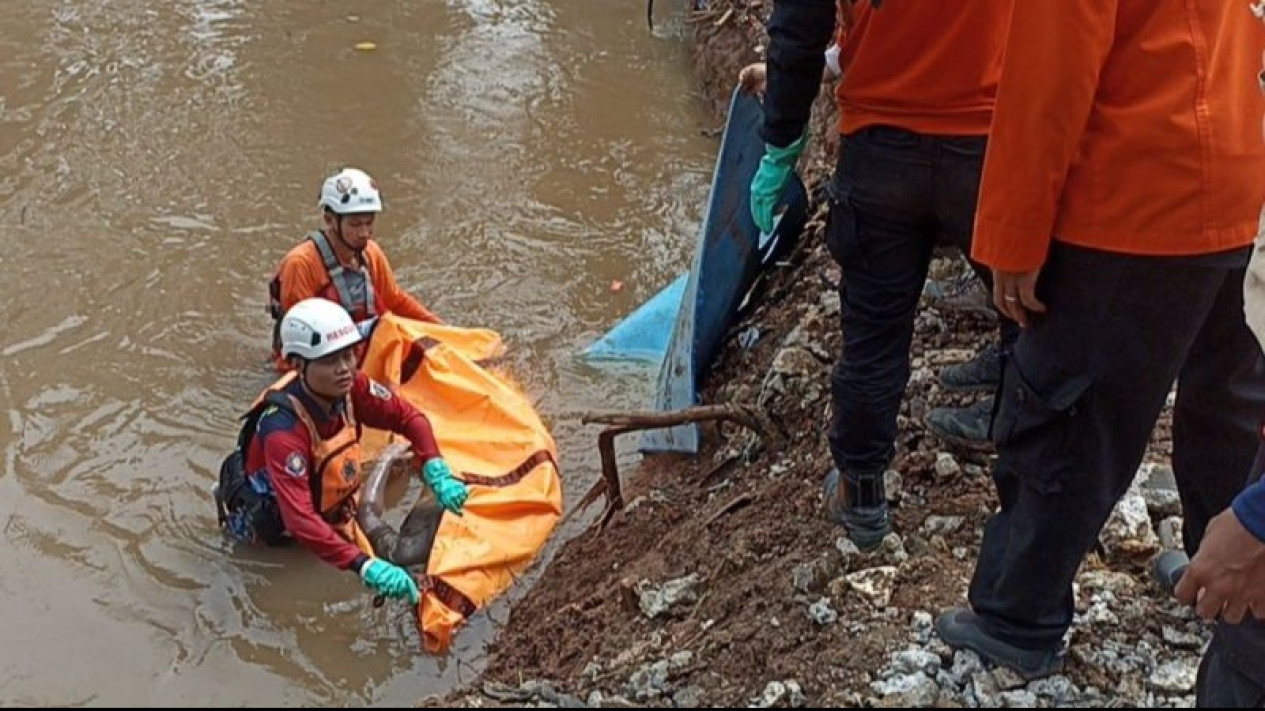 Jalan di Bantaran Kali Pesanggrahan Jakbar, Pria Terpeleset dan Tenggelam, Innalillahi
            - galeri foto