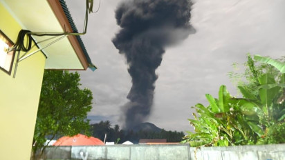 Awan Abu Vulanik Raksasa Terpantau di Atas Gunung Ibu Usai Erupsi
