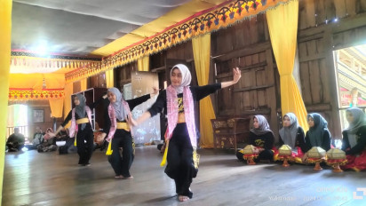 Tari Klasik Kesultanan Sumbawa Intan Kalanis dalam Upacara Adat Pengangkatan Datu Rajamuda