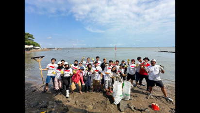 SMA Labschool Cibubur turut serta dalam pengolahan limbah plastik untuk menjaga kelestarian lingkungan hidup terutama di daerah pesisir pantai.