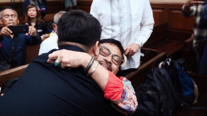 Keluarga Dihadirkan Jadi Saksi, Inilah Momen Bahagia SYL Bisa Peluk Istri, Anak dan Cucu di Persidangan