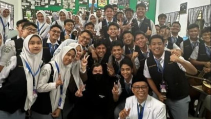 Terpukau Lagunya Dibawakan Seorang Guru Bernama Tri Adinata, Alan Warker Sambangi Sekolah Al-Azhar Medan