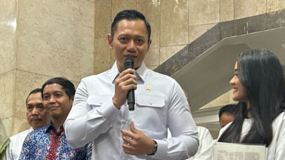 Serahkan Sertifikat ke Nirina Zubir, Menteri AHY Sebut Sertifikat Tanah Elektronik Jauh Lebih Aman: Ini Sulit Diduplikasi