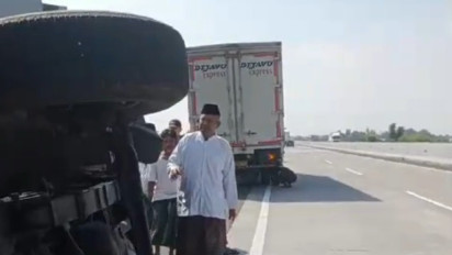 Mobil Rombongan Pengantar Haji dari Demak Terguling di Tol Semarang