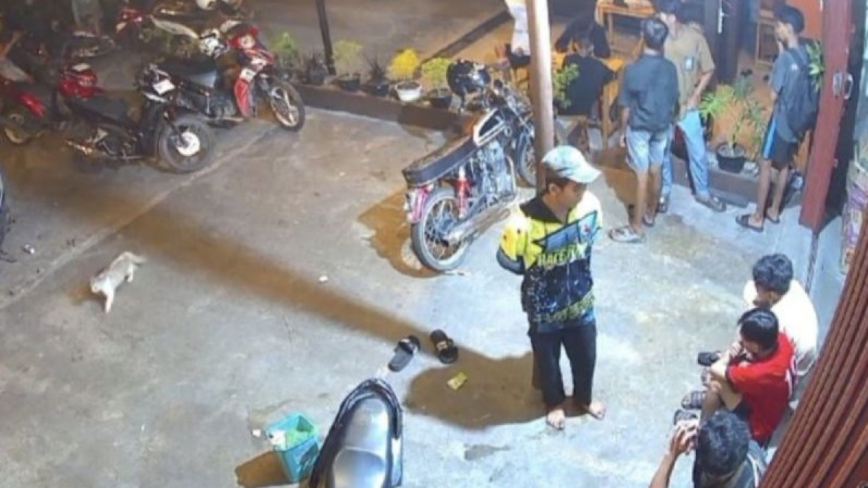 Viral Warga Dianiaya Delapan Pemuda Terekam CCTV, Korban Dihantam Pot Bunga Hingga Bak Sampah
            - galeri foto