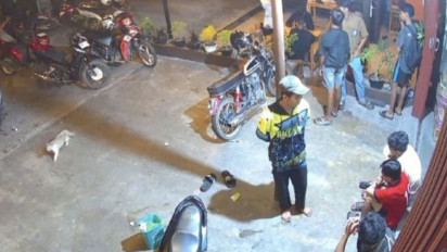 Viral Warga Dianiaya Delapan Pemuda Terekam CCTV, Korban Dihantam Pot Bunga Hingga Bak Sampah