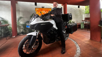 Pria Slovakia ini Jadi Orang Pertama Menjelajahi Dunia dengan Motor Listrik Plat B, Mulai dari Jakarta, Gunung Bromo, Hingga…