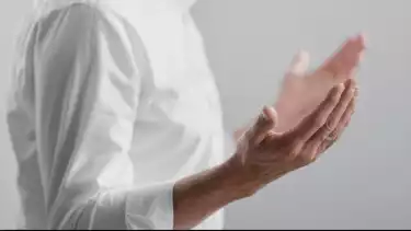 Ilustrasi khatib mengajak doa bersama setelah menyampaikan teks Khutbah Jumat singkat