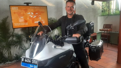Pria Ini Lakukan Perjalanan Keliling Dunia Tempuh 42.000 Km Gunakan Sepeda Motor Listrik