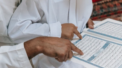 Ayat Al-Quran tentang Rezeki: Surah At-Talaq Ayat 2-4 dan Surah Az-Zariyat Ayat 22 Tulisan Arab,, Latin dan Terjemahannya