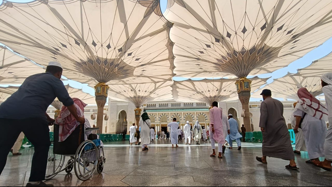Jemaah dari Berbagai Negara Berburu Shaf demi Bisa Salat Jumat di Masjid Nabawi
            - galeri foto