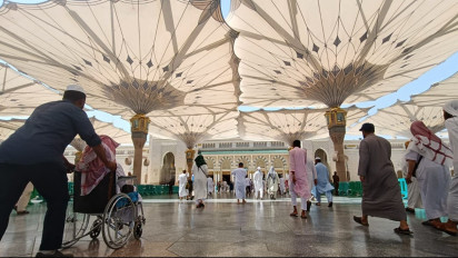 Jemaah dari Berbagai Negara Berburu Shaf demi Bisa Salat Jumat di Masjid Nabawi