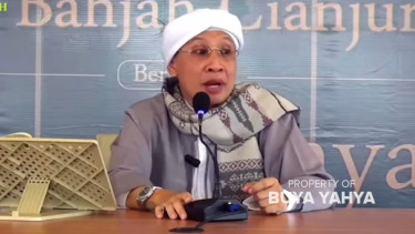 Sering Memikirkan Hal lain Saat Salat, Lalu Memejamkan Mata Supaya Khusyu, Memang Boleh? Buya Yahya Tegas Bilang Begini…