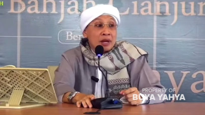 Sering Memikirkan Hal lain Saat Salat, Lalu Memejamkan Mata Supaya Khusyu, Memang Boleh? Buya Yahya Tegas Bilang Begini…