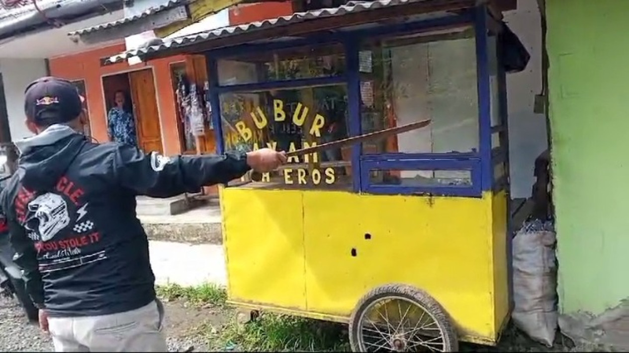Viral, Preman Kampung Tenteng Samurai Niat Tebas Warga di Garut, Warga Dibentak-bentak
            - galeri foto