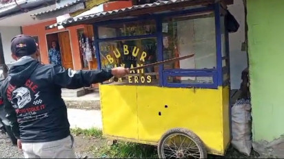 Viral, Preman Kampung Tenteng Samurai Niat Tebas Warga di Garut, Warga Dibentak-bentak