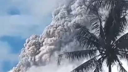 Kembali Erupsi setinggi 700 Meter, 6 Desa di Kaki Gunung Lewotobi Laki-laki Hujan Abu