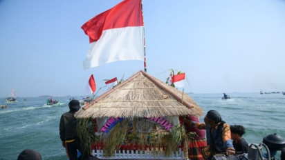 Ramai-ramai Nelayan dengan 500 Kapal Ikuti Sedekah Laut Larung Sesaji