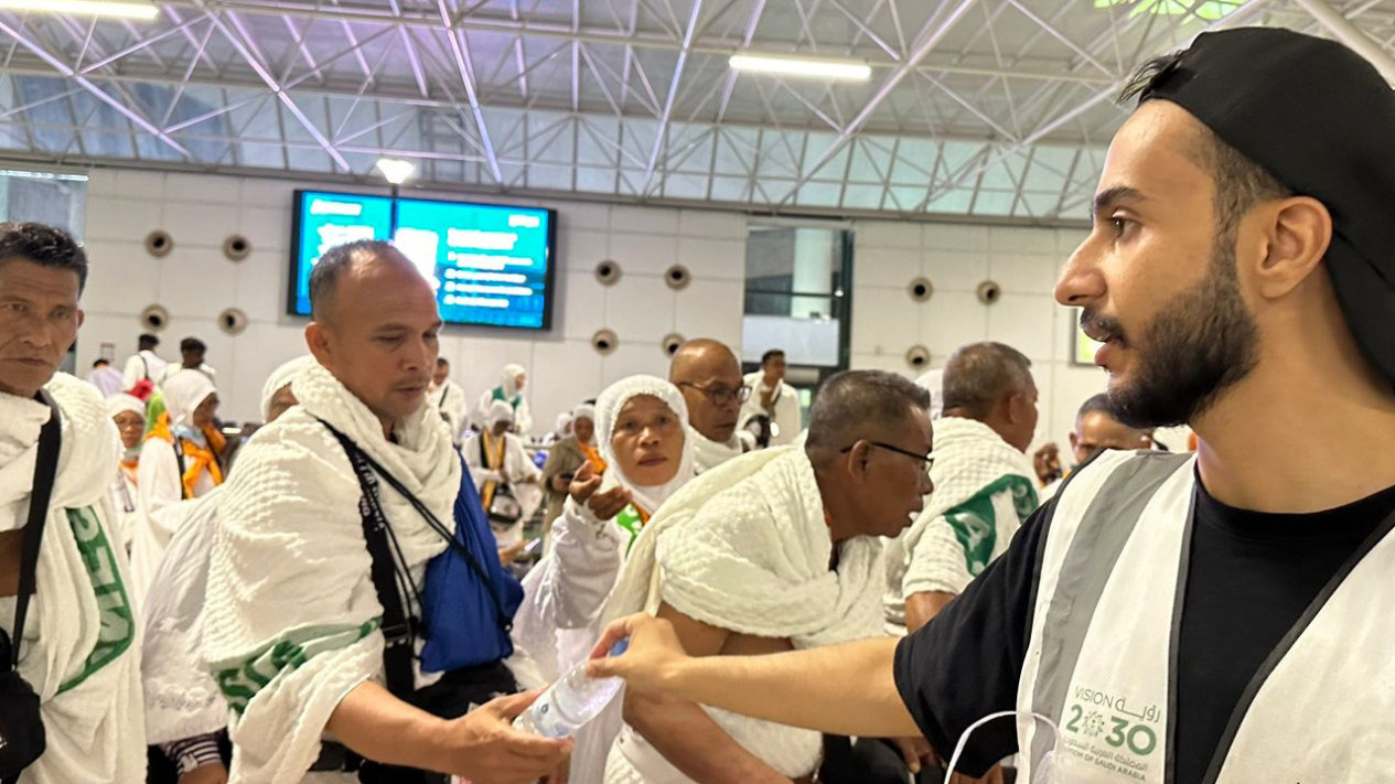 Jemaah Haji Indonesia Tiba di Jeddah, Disambut Segarnya Air Zam-zam
            - galeri foto