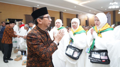 Rombongan Kloter 78 dari NTT Dilepas ke Tanah Suci dari Embarkasi Surabaya