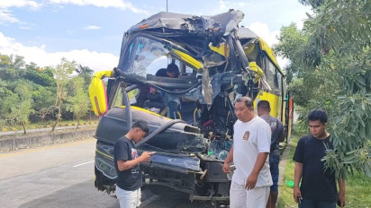Bus Rombongan Ziarah Tabrak Truk di Tol Pandaan – Malang, Satu Tewas 22 Luka-luka