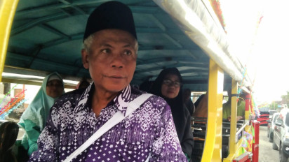 Berangkat Haji, Kakek di Gresik Diarak Ratusan Warga Naik Odong-Odong