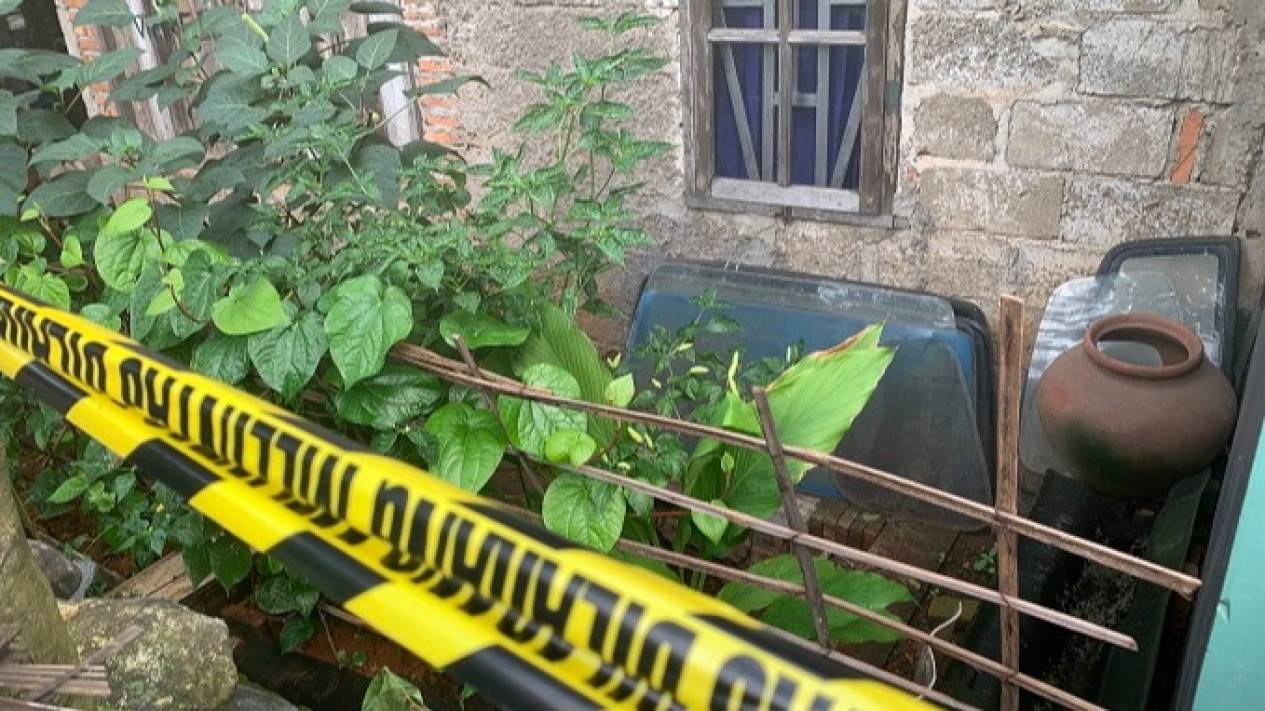 Dugaan Praktik Perdukunan di Rumah Pembunuh Bocah 9 Tahun di Bekasi
            - galeri foto