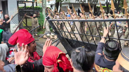 Tolak W Super Club Milik Hotman Paris, Masyarakat Makassar Ngamuk Jebol Pagar Kantor Gubernur, Minta Hotman Lakukan Ini