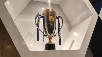 Persib Pamerkan Trofi Liga 1 2023/2024 di Persib Store