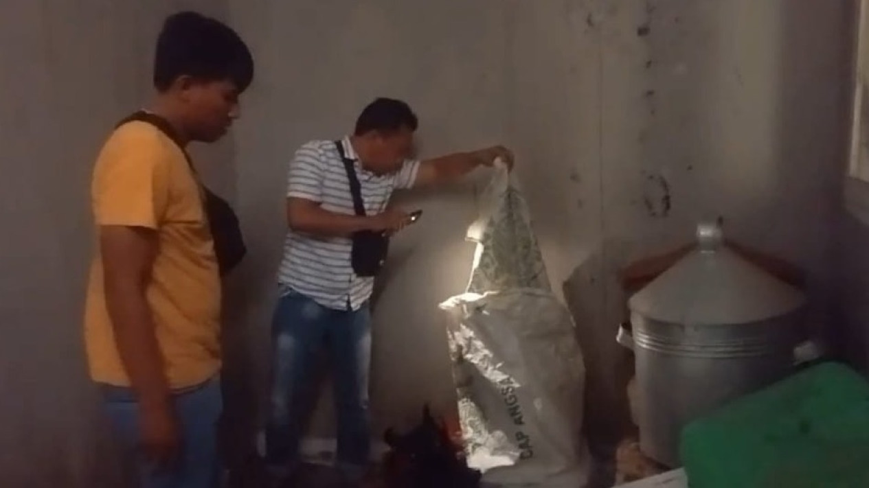 Rumah Berisi Bom Ikan dan Petasan di Pasuruan Digerebek Polisi
            - galeri foto