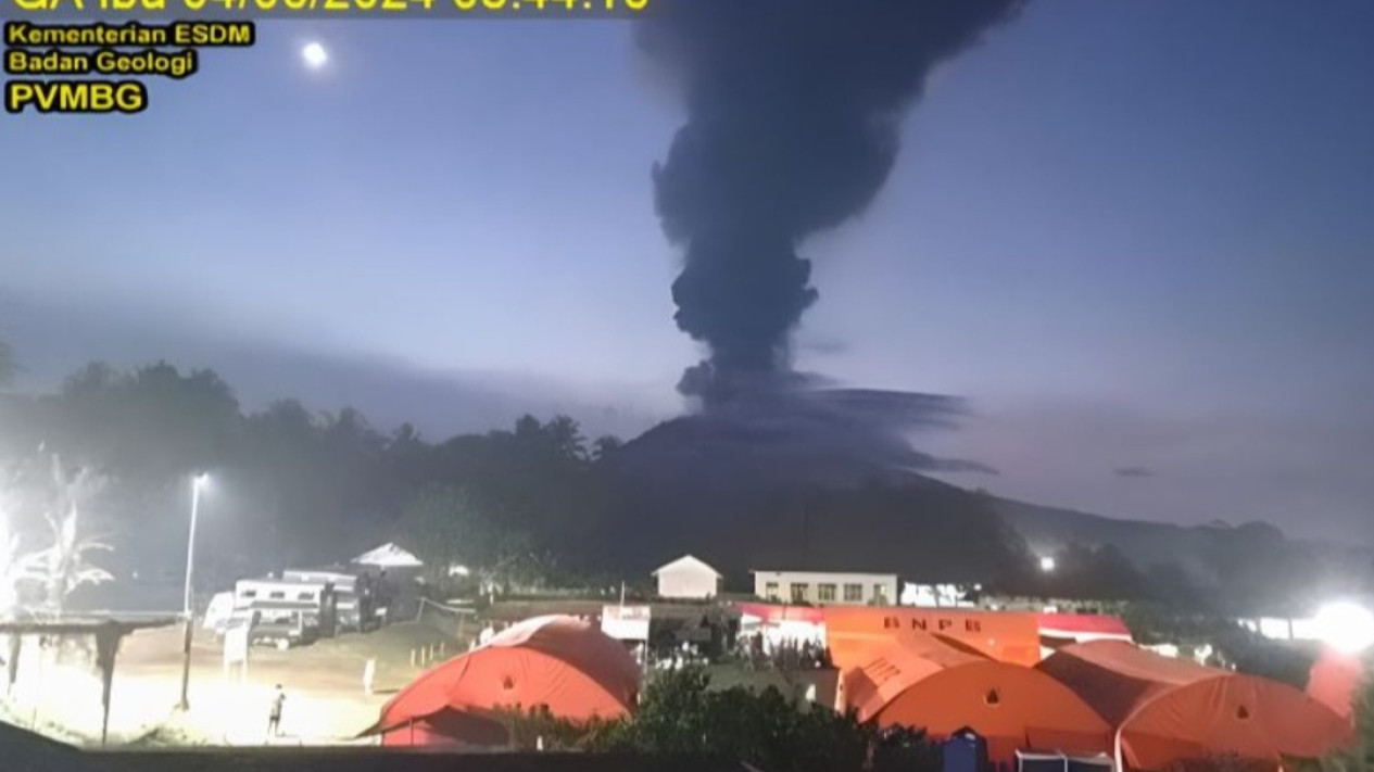 Imbas Erupsi Gunung Ibu, Awan Abu Membumbung Setinggi Lima Kilometer
            - galeri foto