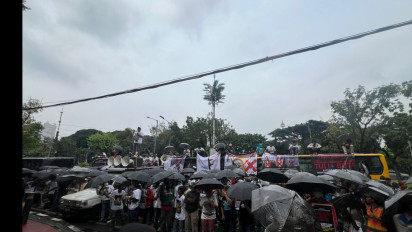 Karyawan Polo Ralph Lauren Bawa Ratusan Payung Hitam ke MA: Simbol Matinya Hukum