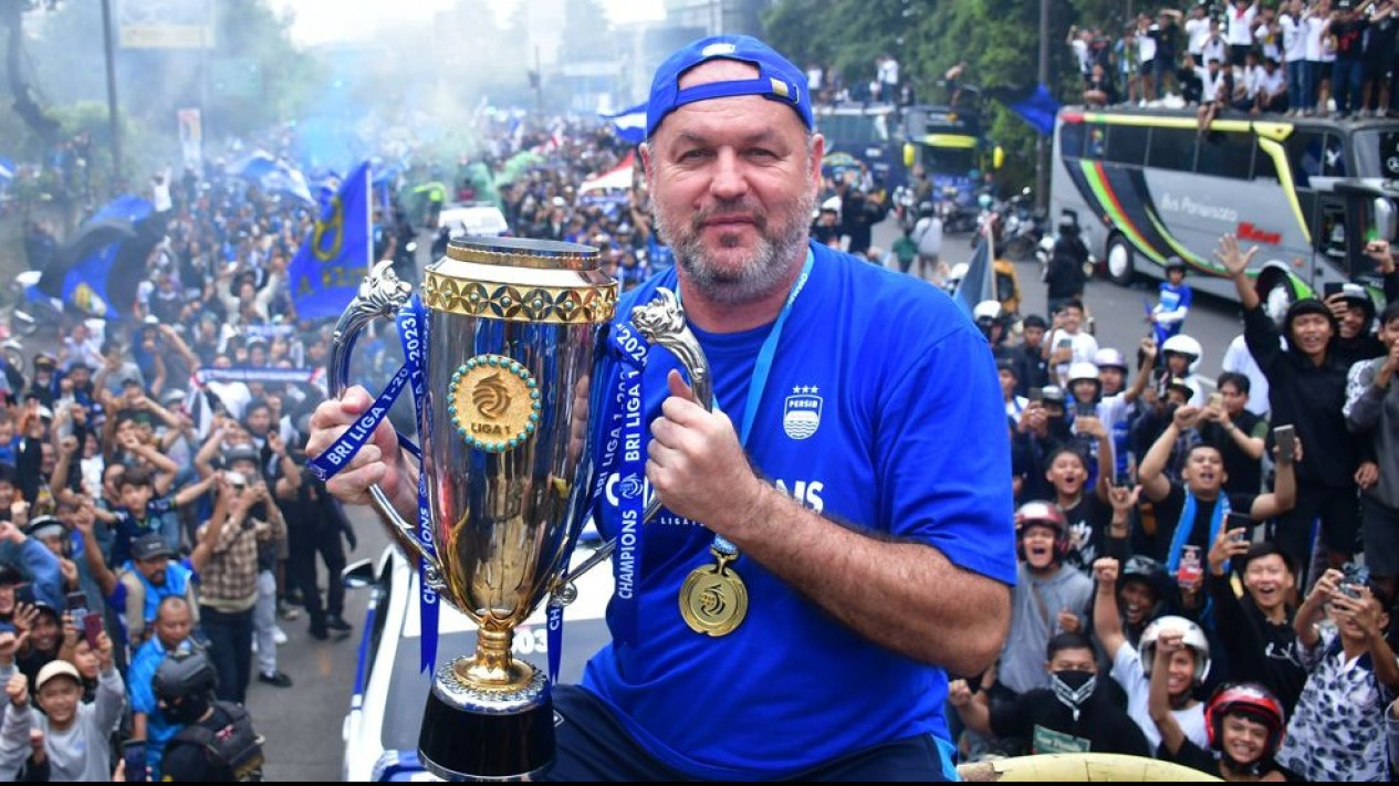 Di Tengah Euforia Persib Menang Atas Persija dan Juara Paruh Musim, Bobotoh Dihantui Kabar Buruk Soal Kontrak Bojan Hodak
            - galeri foto