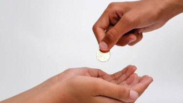 Agar Rezeki Makin Deras, Lebih Baik Sedekah Yatim Piatu atau ke Mesjid? Tak Disangka, Ustaz Buya Bilang..