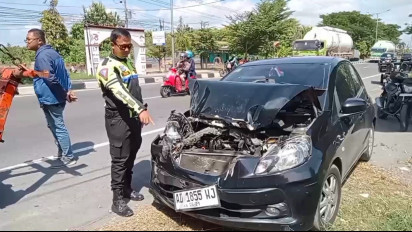 Hantam Pantat Motor Roda Tiga di Jalan Raya Jogja-Solo, Mobil Brio Ringsek