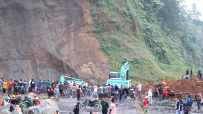 Tebing Setinggi 60 Meter Longsor, Timbun 4 Orang dan 2 Truk Penambang Pasir di Lumajang