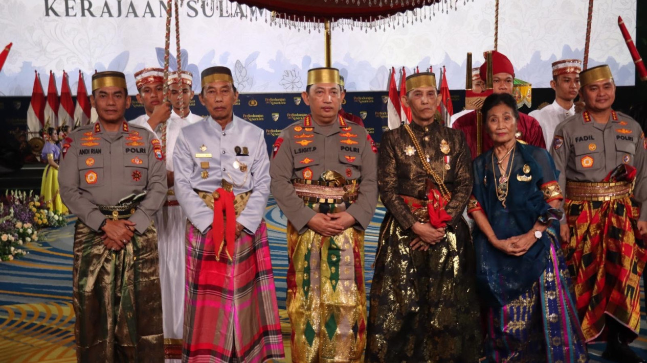 Buka Rakernis Baharkam Polri Tahun 2024 di Makassar Kapolri Peroleh Gelar Kehormatan Kerajaan Gowa dan Kerajaan Bone
            - galeri foto