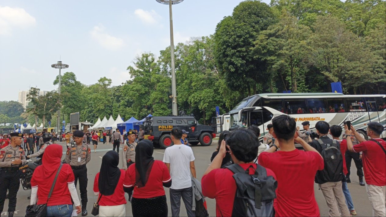 Ribuan Personel Gabungan Kawal Ketat Laga Timnas Indonesia Melawan Irak di SUGBK
            - galeri foto