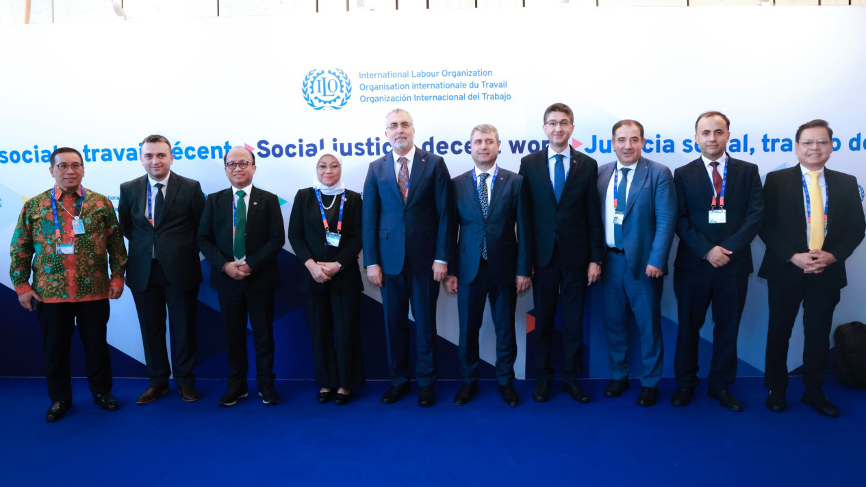 Bertemu Menteri Tenaga Kerja Turki, Menaker RI Ida Fauziyah Komitmen Kerja Sama Ketenagakerjaan
            - galeri foto