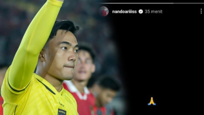 Permintaan Maaf Ernando Ari usai 2 Kali Blunder di Laga Timnas Indonesia Lawan Irak, Background Hitam dengan Emotikon Dua Tangan Ditangkupkan 